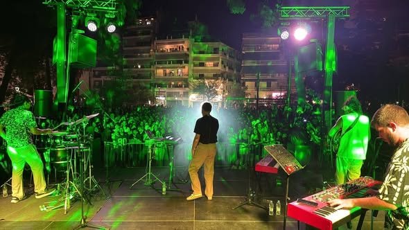 Κωστής Μαραβέγιας στη συναυλία στην Πλατεία Δημαρχείου Δάφνης