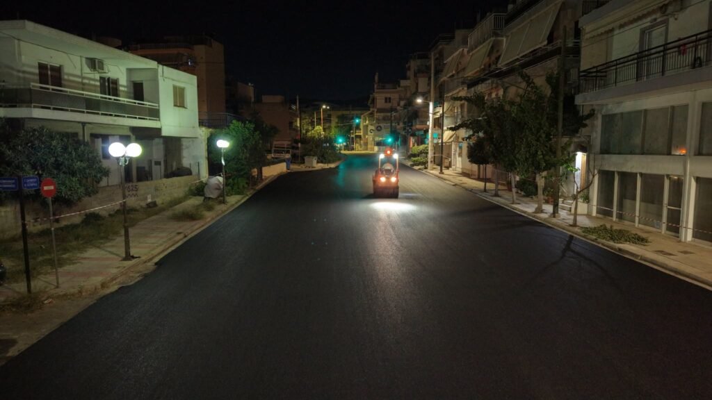 Εργασίες ασφαλτόστρωσης σε δρόμο της πόλης