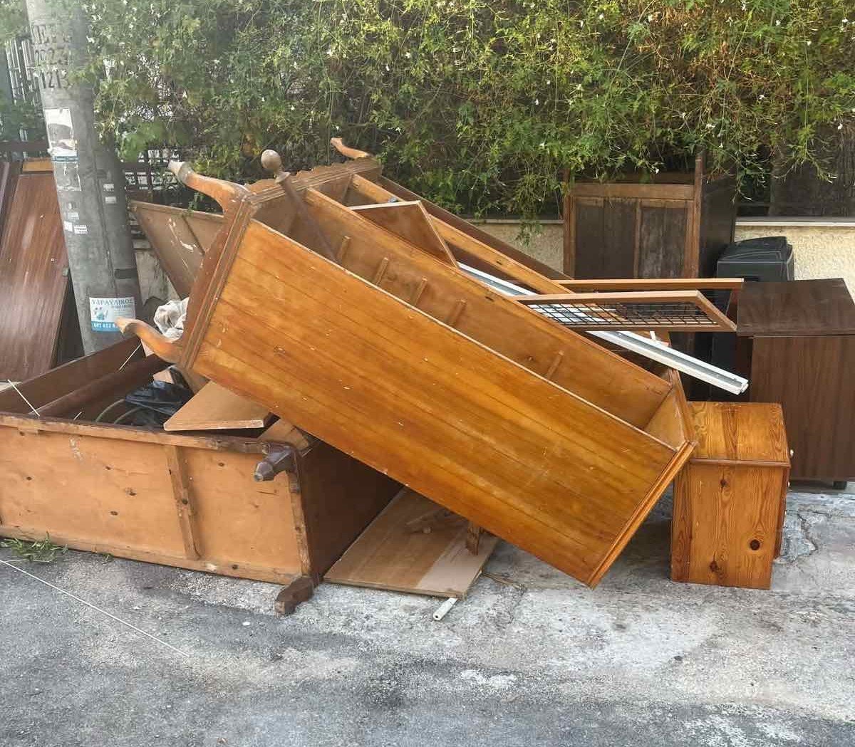 Ογκώδη αντικείμενα και απορρίμματα σε δρόμο του Βύρωνα