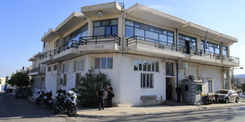 Επίθεση με μαχαίρι στο Αστυνομικό Τμήμα Μάνδρας και πυροβολισμός 31χρονου