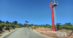 Κόκκινοι εκτοξευτήρες νερού πυρόσβεσης στο Τατόι