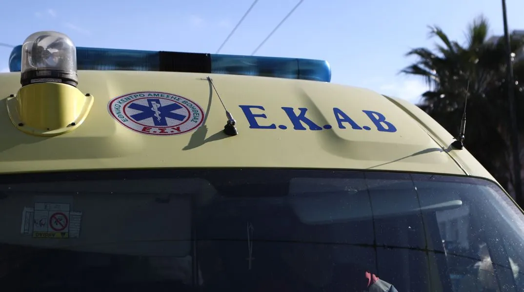 Δύο εργάτες στο υπό κατεδάφιση θέατρο Μπάντμιντον στο Γουδί