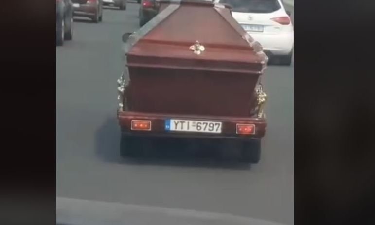 Αυτοκίνητο στην Εθνική Οδό με τρέιλερ που μεταφέρει φέρετρο