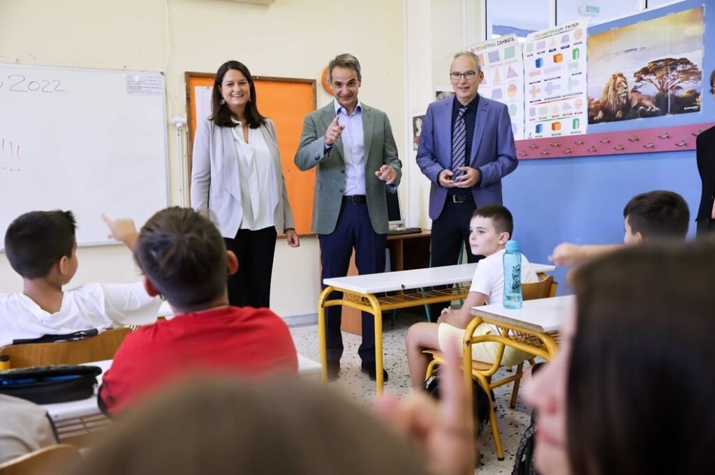 Ο Κυριάκος Μητσοτάκης σε επίσκεψη στα Άνω Λιόσια