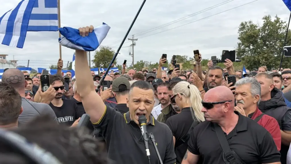 Ηλίας Κασιδιάρης έξω από τις φυλακές Δομοκού μετά την αποφυλάκισή του