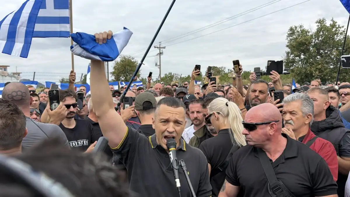 Ηλίας Κασιδιάρης έξω από τις φυλακές Δομοκού μετά την αποφυλάκισή του