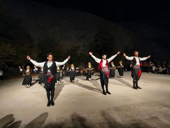 Παραδοσιακοί χοροί από το Εργαστήριο του Δήμου Δάφνης-Υμηττού στο Θέατρο Βράχων