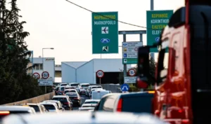 Κυκλοφοριακό χάος στην Αττική Οδό ύστερα από σύγκρουση δύο φορτηγών - Καθυστερήσεις έως 30 λεπτά