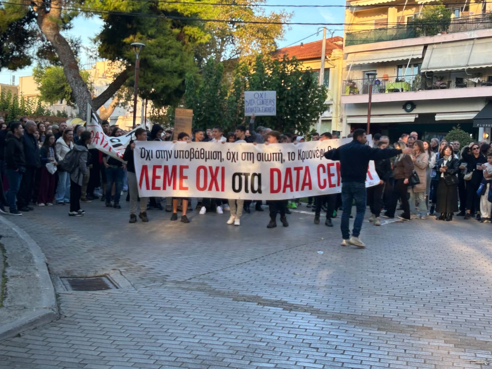 Μαζική η συμμετοχή στην πορεία κατά των data centers στο Κρυονέρι