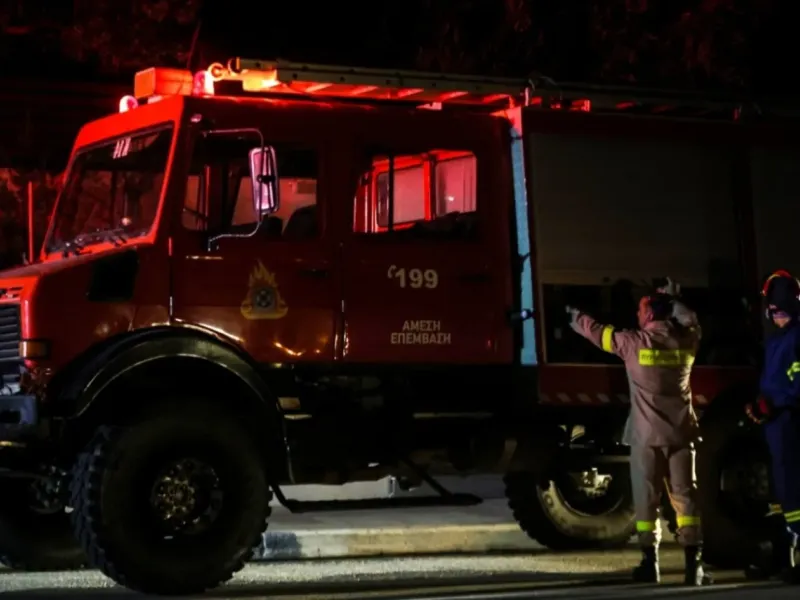Φωτιά σε διαμέρισμα στη Γλυφάδα - Στις φλόγες και τρία οχήματα
