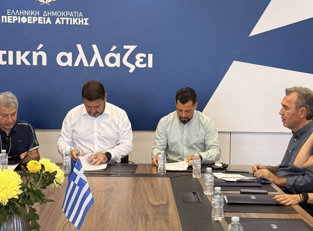 Υπογραφή της σύμβασης για τη νέα Στέγη Υποστηριζόμενης Διαβίωσης στην Ηλιούπολη από τον Δήμαρχο Στάθη Ψυρρόπουλο και τον Περιφερειάρχη Νίκο Χαρδαλιά.