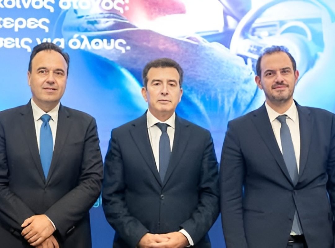 Τη στρατηγική της κυβέρνησης για την οδική ασφάλεια παρουσίασαν (από αριστερά) οι υπουργοί Ψηφιακής Διακυβέρνησης, Προστασίας του Πολίτη και ο αναπληρωτής υπουργός Υποδομών και Μεταφορών Πηγή: Protagon.gr