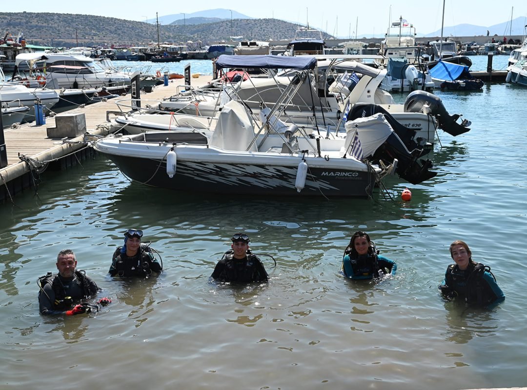 Εθελοντές και δύτες της Why Not απομακρύνουν απορρίμματα από τον βυθό της Μαρίνας Βάρκιζας στο πλαίσιο της δράσης του Επαγγελματικού Επιμελητηρίου Αθηνών.
