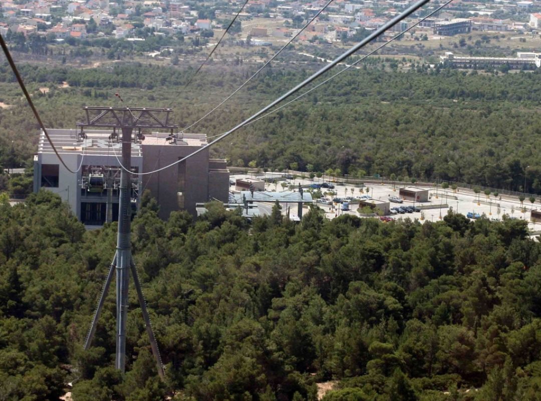 Τροχαίο στην Πάρνηθα: Εκτροπή λεωφορείου με υπαλλήλους του καζίνο - Προσέκρουσε σε δέντρο