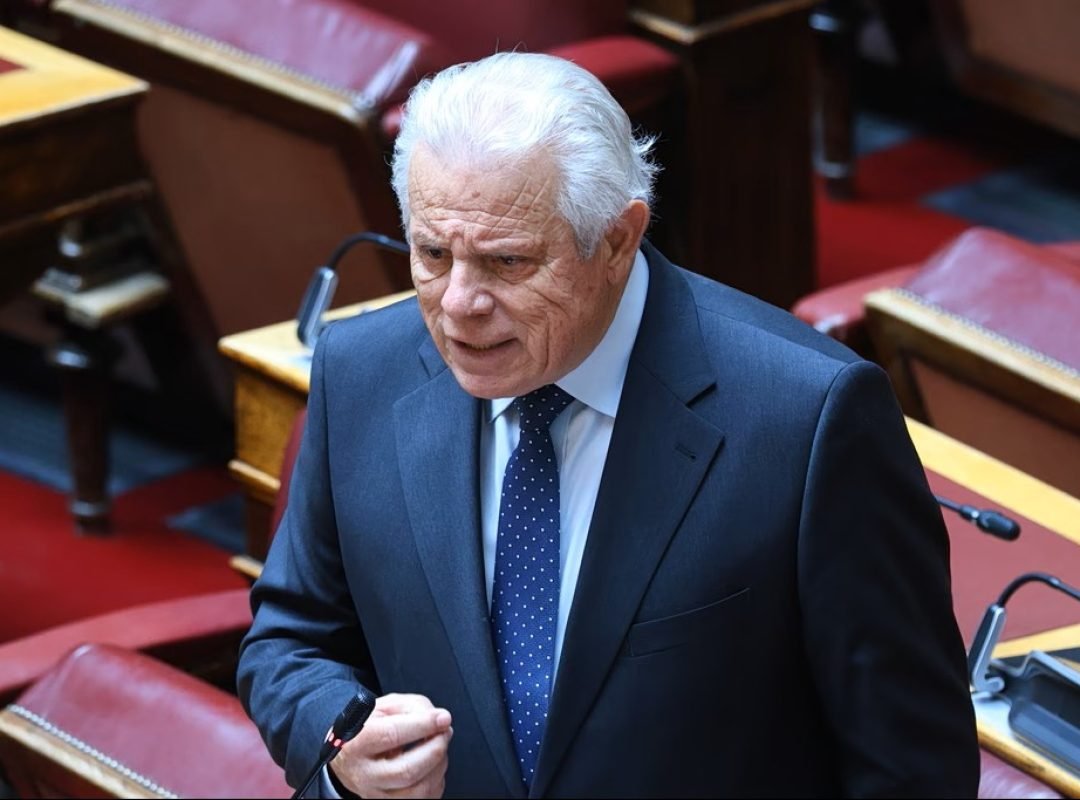 Ο βουλευτής της Νέας Δημοκρατίας Γιώργος Βλάχος κατά τη διάρκεια κοινοβουλευτικής παρέμβασης για το σύστημα ανακύκλωσης