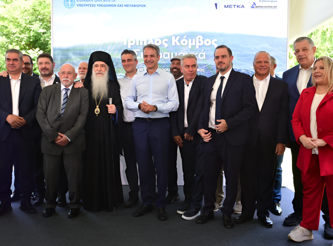 Ο Κυριάκος Μητσοτάκης κατά την υπογραφή της σύμβασης για την κατασκευή του τριπλού κόμβου Σκαραμαγκά στο Χαϊδάρι.