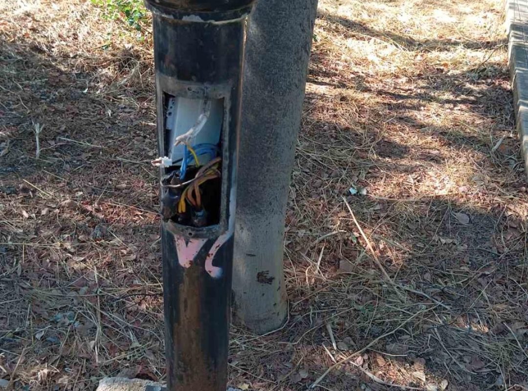 Βανδαλισμοί σε κολώνα ηλεκτροφωτισμού στον Δήμο Παπάγου – Χολαργού