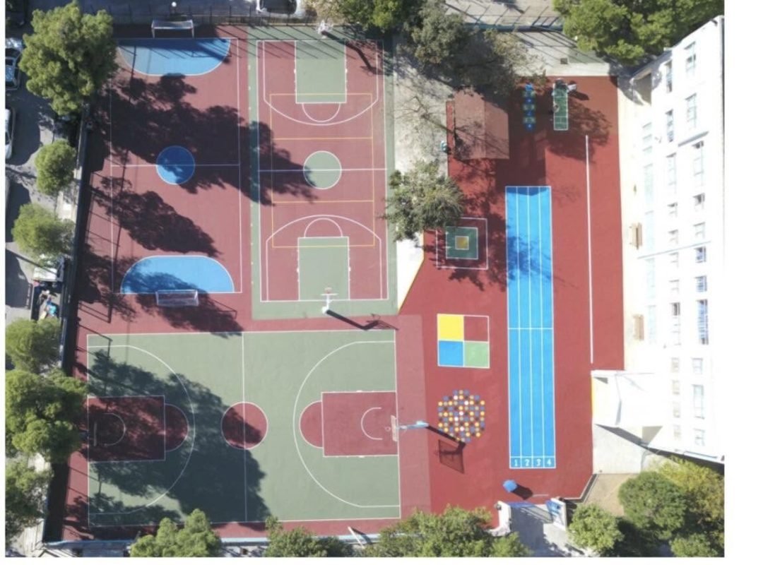 Εργασίες αναβάθμισης στα αθλητικά γήπεδα σχολείων της Νέας Ερυθραίας με δωρεά της SEAJETS