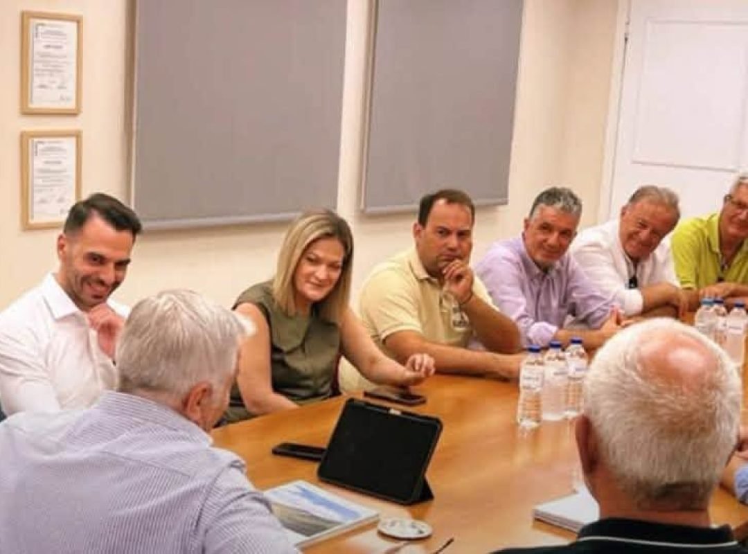 Κλιμάκιο του ΠΑΣΟΚ Ανατολικής Αττικής κατά τη συνάντηση με τον πρόεδρο του ΣΠΑΥ Ισίδωρο Μάδη.