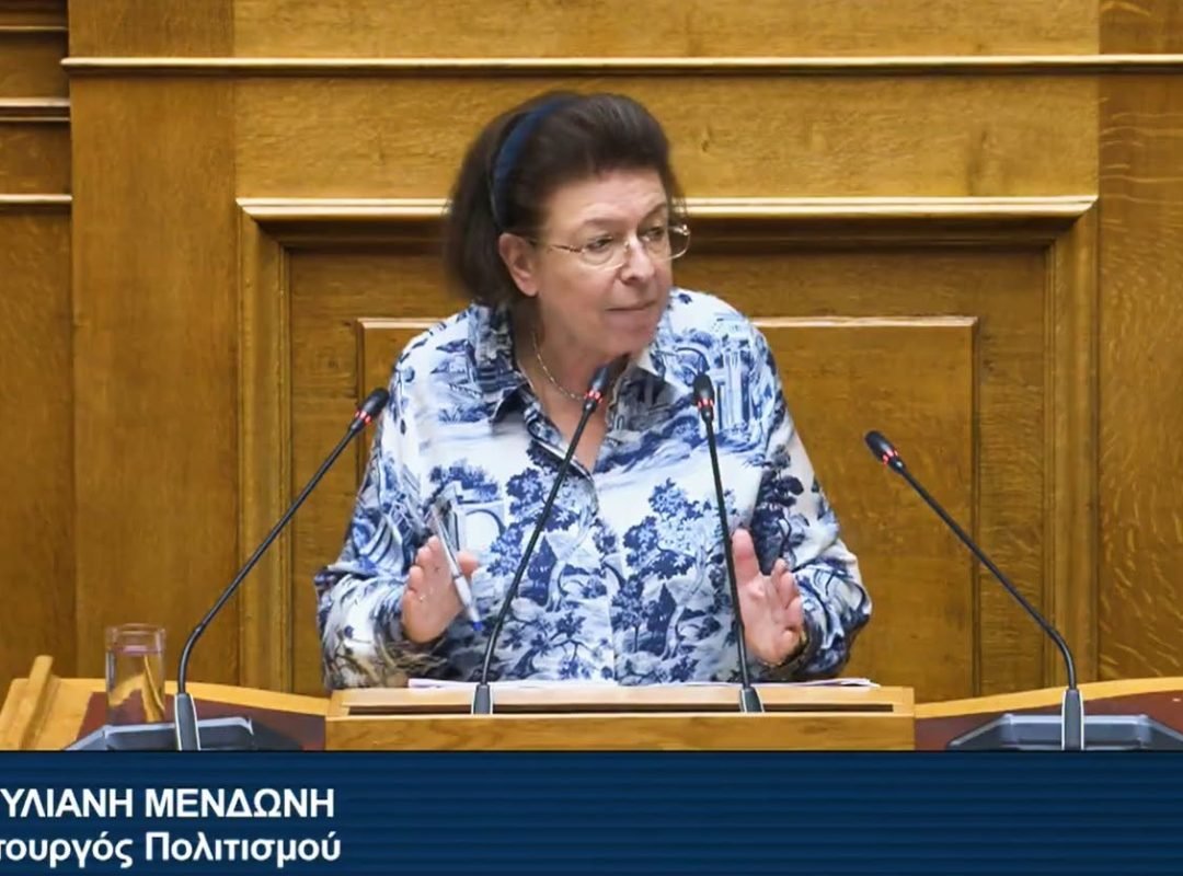 Η υπουργός Πολιτισμού Λίνα Μενδώνη μιλά στη Βουλή κατά τη συζήτηση του νομοσχεδίου για την πολιτιστική κληρονομιά.