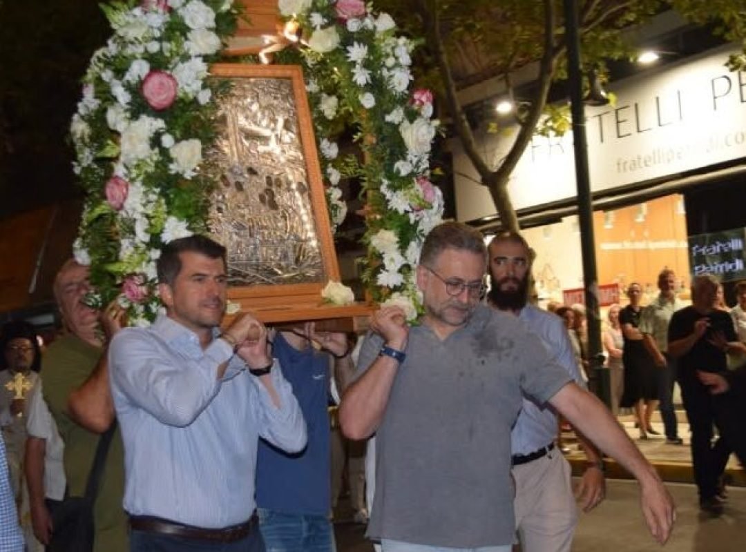 Λιτανεία της Ιεράς Εικόνας της Παναγίας στο κέντρο της Κηφισιάς