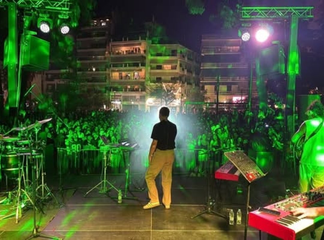 Κωστής Μαραβέγιας στη συναυλία στην Πλατεία Δημαρχείου Δάφνης