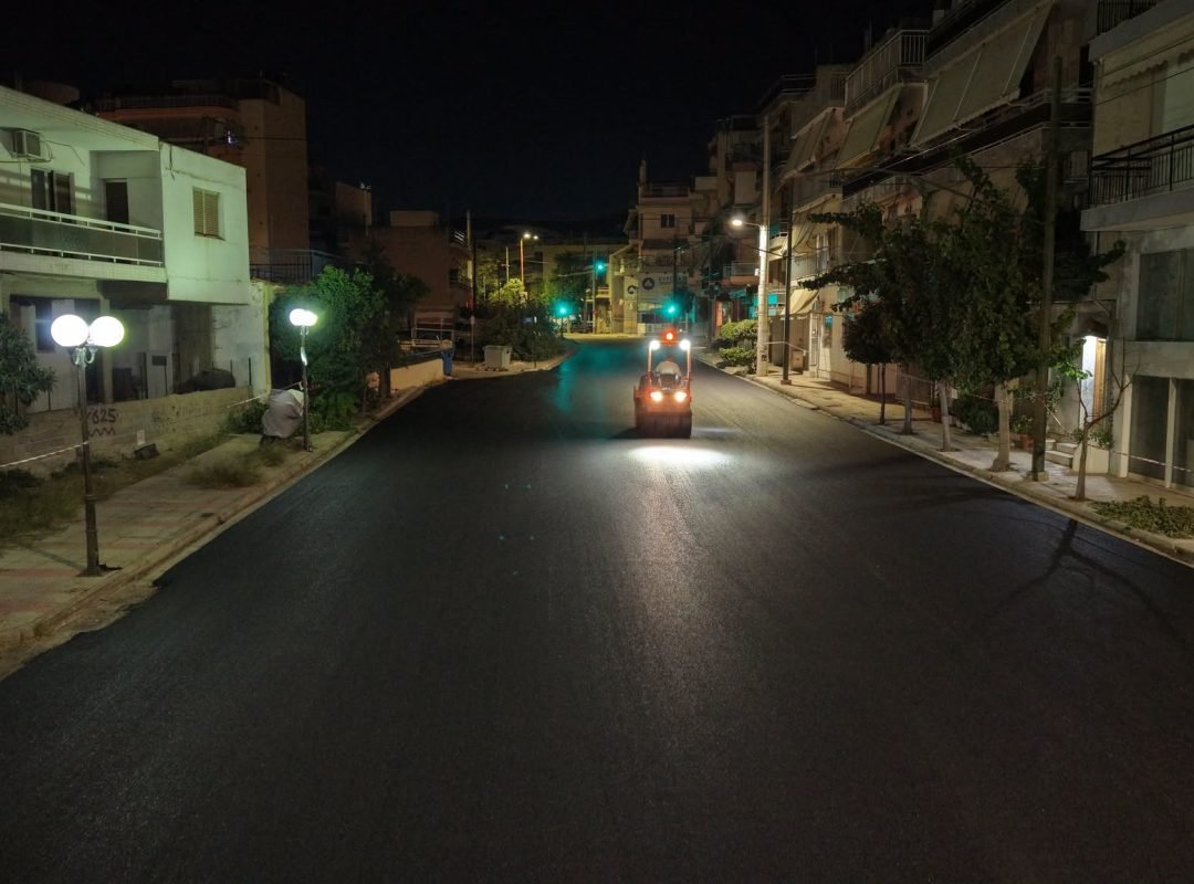 Εργασίες ασφαλτόστρωσης σε δρόμο της πόλης