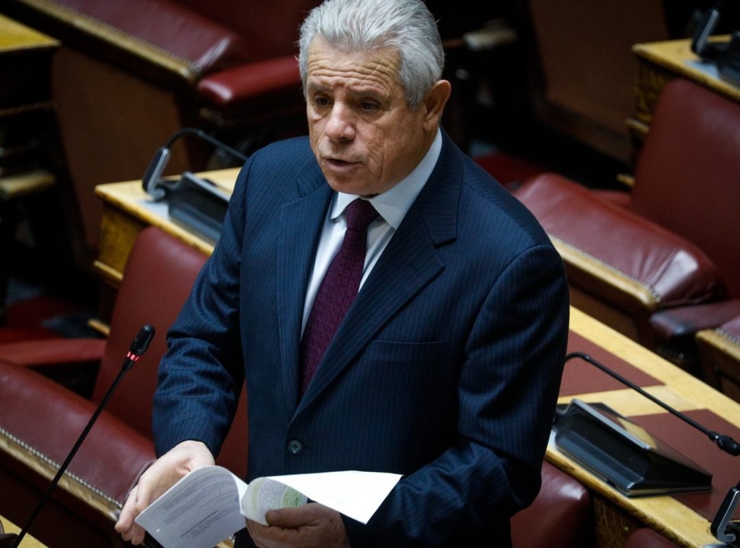 Ο βουλευτής της Νέας Δημοκρατίας Γιώργος Βλάχος κατά τη διάρκεια δημόσιας τοποθέτησής του.