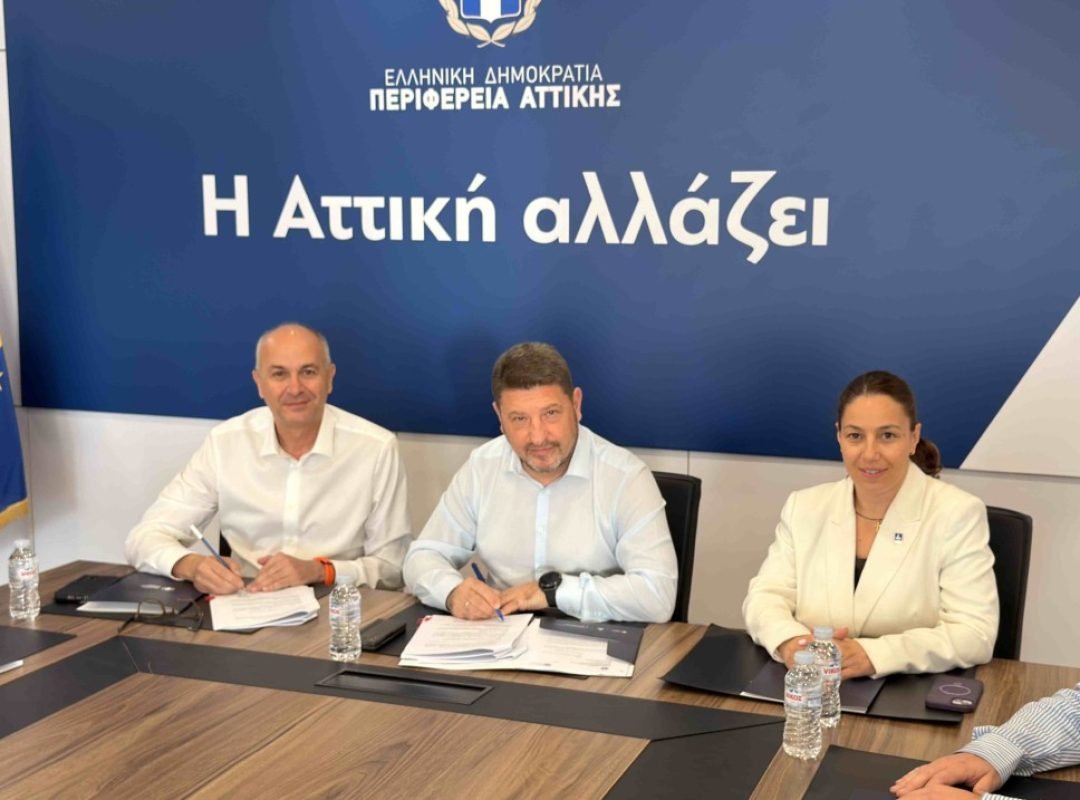 Επίσημη υπογραφή της προγραμματικής σύμβασης για την ανάπλαση των οδών Τατοΐου και Γ. Παπανδρέου στη Μεταμόρφωση από τον Νίκο Χαρδαλιά και τον Στράτο Σαραούδα.