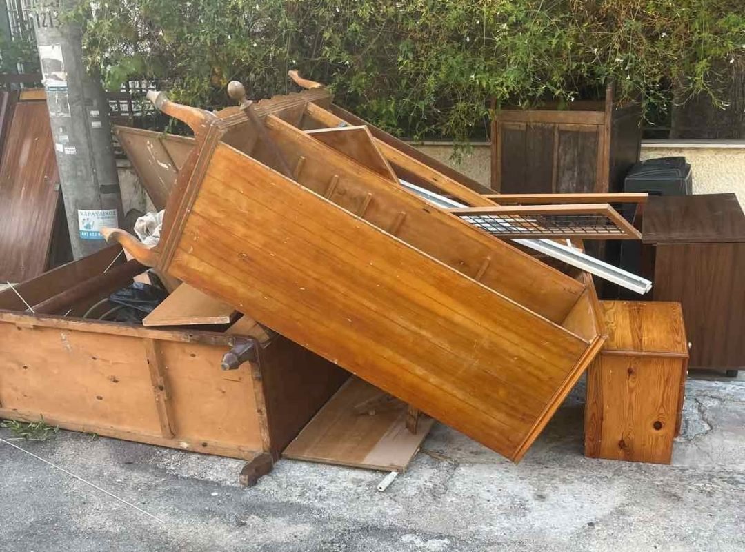 Ογκώδη αντικείμενα και απορρίμματα σε δρόμο του Βύρωνα