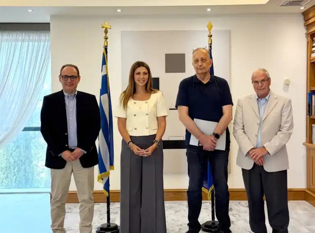 Η υπουργός Παιδείας Σοφία Ζαχαράκη στη συνάντηση με το νέο Διοικητικό Συμβούλιο του Κέντρου Ελληνικής Γλώσσας.