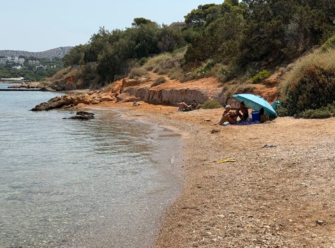Ελεύθερη παραλία κοντά στην Αθήνα τον Δεκαπενταύγουστο