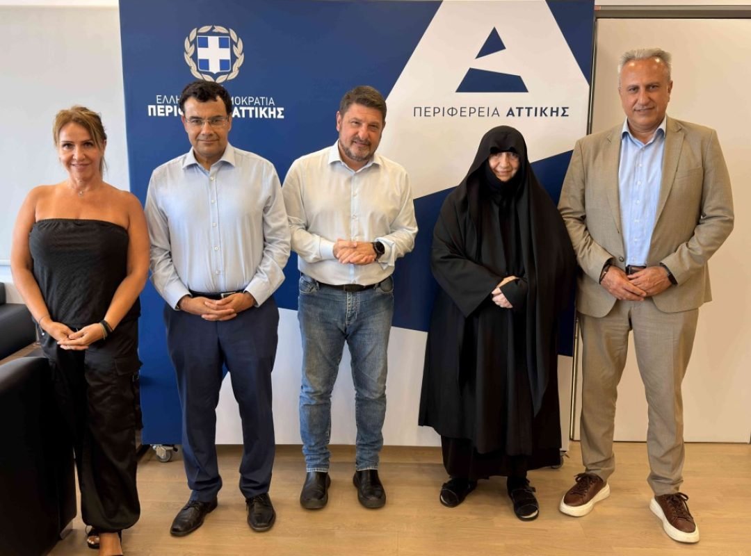 Νίκος Χαρδαλιάς στην υπογραφή της σύμβασης για το ελικοδρόμιο στην Ύδρα
