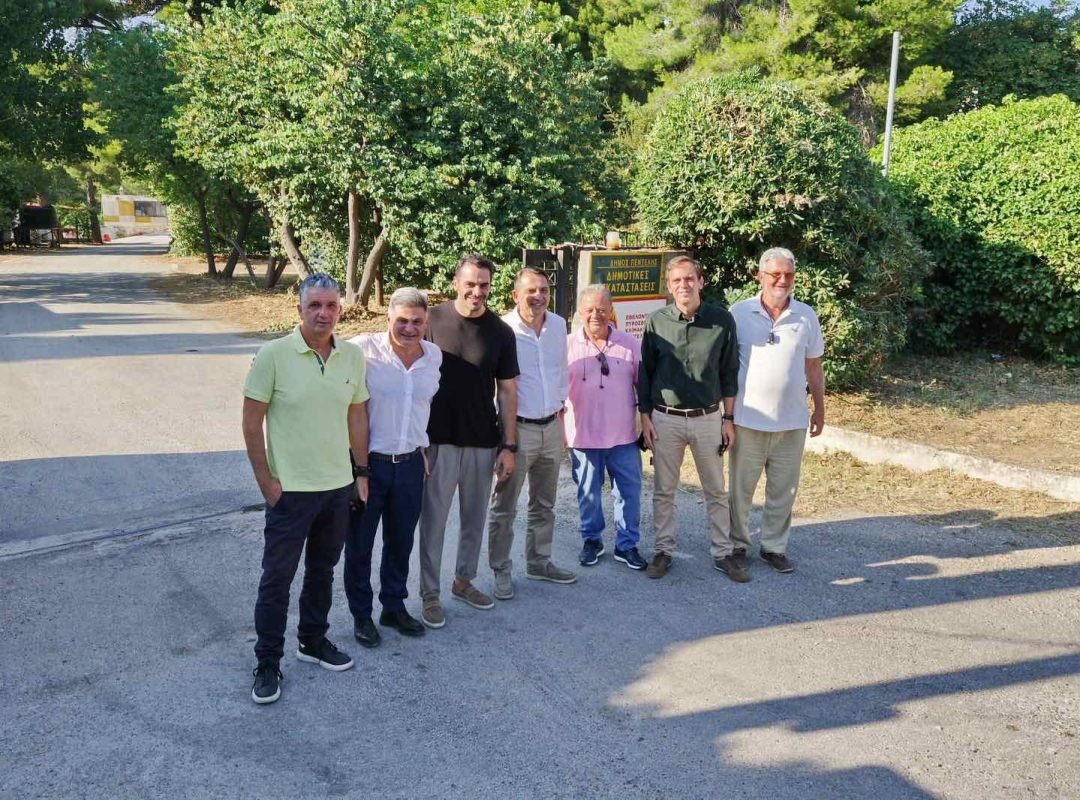 Ο Νικόλας Φαραντούρης και στελέχη του ΠΑΣΟΚ κατά την επίσκεψη στο Εθελοντικό Πυροσβεστικό Κλιμάκιο Πεντέλης και τον ΣΠΑΠ.