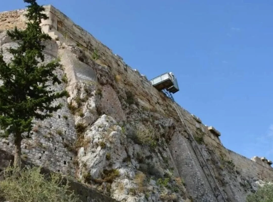 Ο ανελκυστήρας πλαγιάς στον Ιερό Βράχο της Ακρόπολης