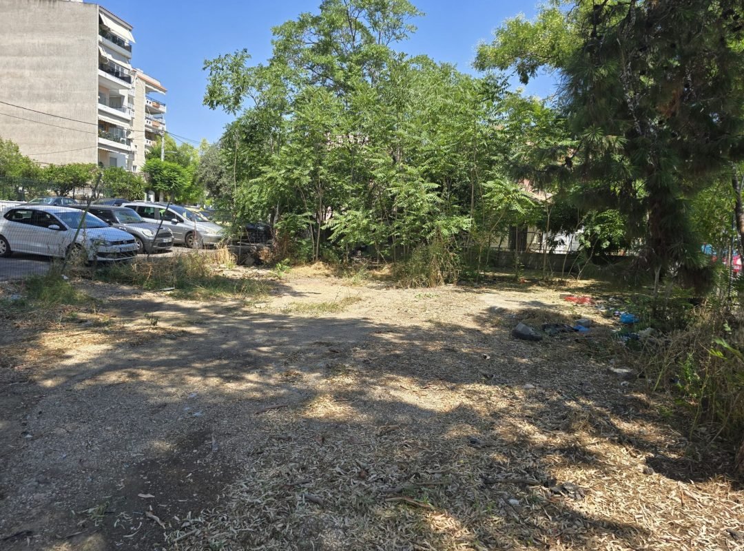 Συνεργεία του Δήμου Ηρακλείου Αττικής καθαρίζουν το ιδιωτικό οικόπεδο στη συμβολή της Λεωφόρου Ηρακλείου με την οδό Ζεφύρου