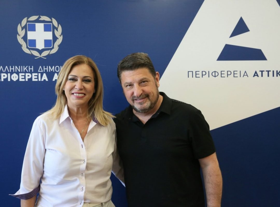Ο Νίκος Χαρδαλιάς και η πρόεδρος του ΑΠΕ-ΜΠΕ Άρια Αγάτσα κατά τη συνάντησή τους στο Διοικητήριο της Περιφέρειας Αττικής.