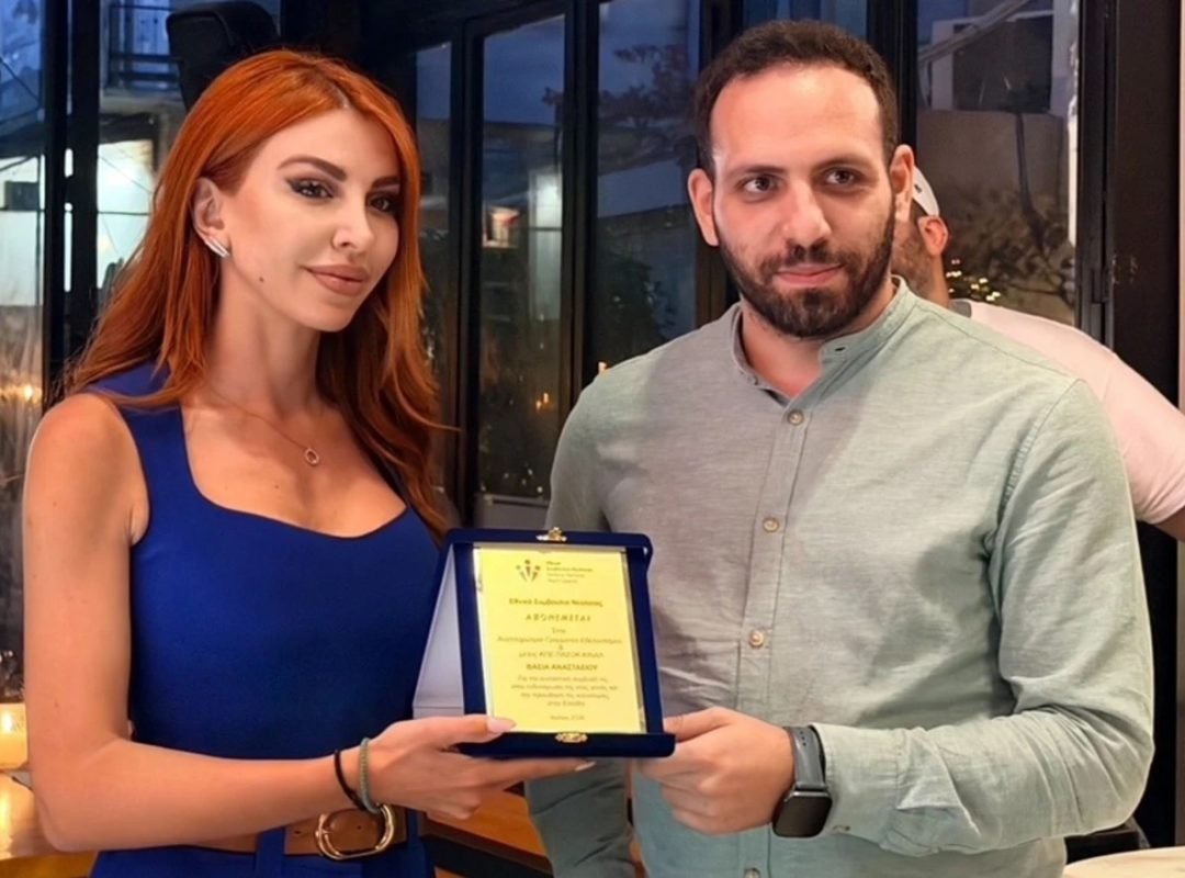 Η Βάσια Αναστασίου μιλά στη συνάντηση νεολαίας του ΠΑΣΟΚ στις Αχαρνές, παρουσία νέων και στελεχών του κόμματος.