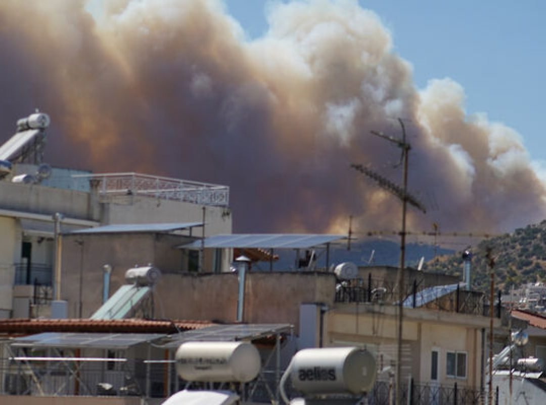 Πυρκαγιά στο Ποικίλο Όρος στο Χαϊδάρι με δυνάμεις πυρόσβεσης και πολιτικής προστασίας