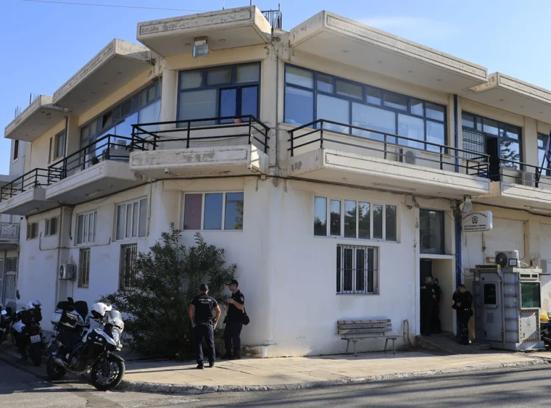Επίθεση με μαχαίρι στο Αστυνομικό Τμήμα Μάνδρας και πυροβολισμός 31χρονου