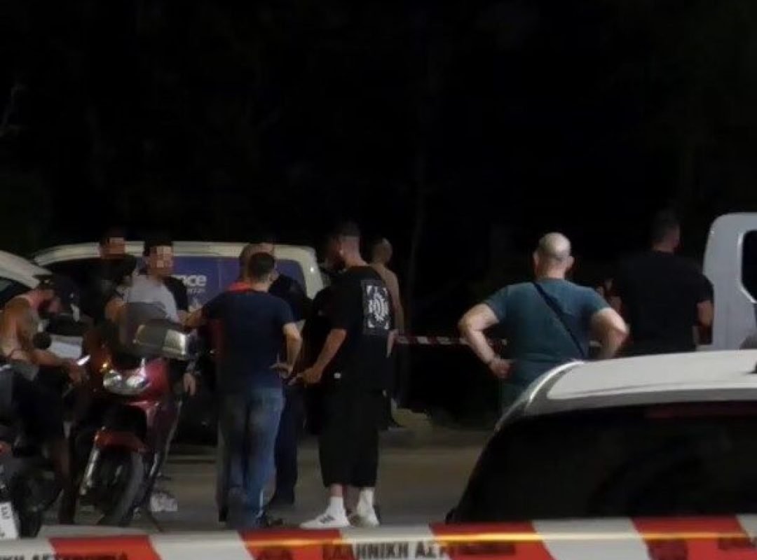 Αστυνομικό όχημα στον Άγιο Δημήτριο όπου εντοπίστηκε νεκρός αστυνομικός