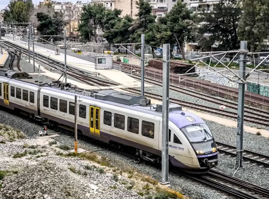 Συρμός του Προαστιακού Σιδηροδρόμου σε σταθμό της Δυτικής Αττικής στο πλαίσιο του νέου έργου επέκτασης.