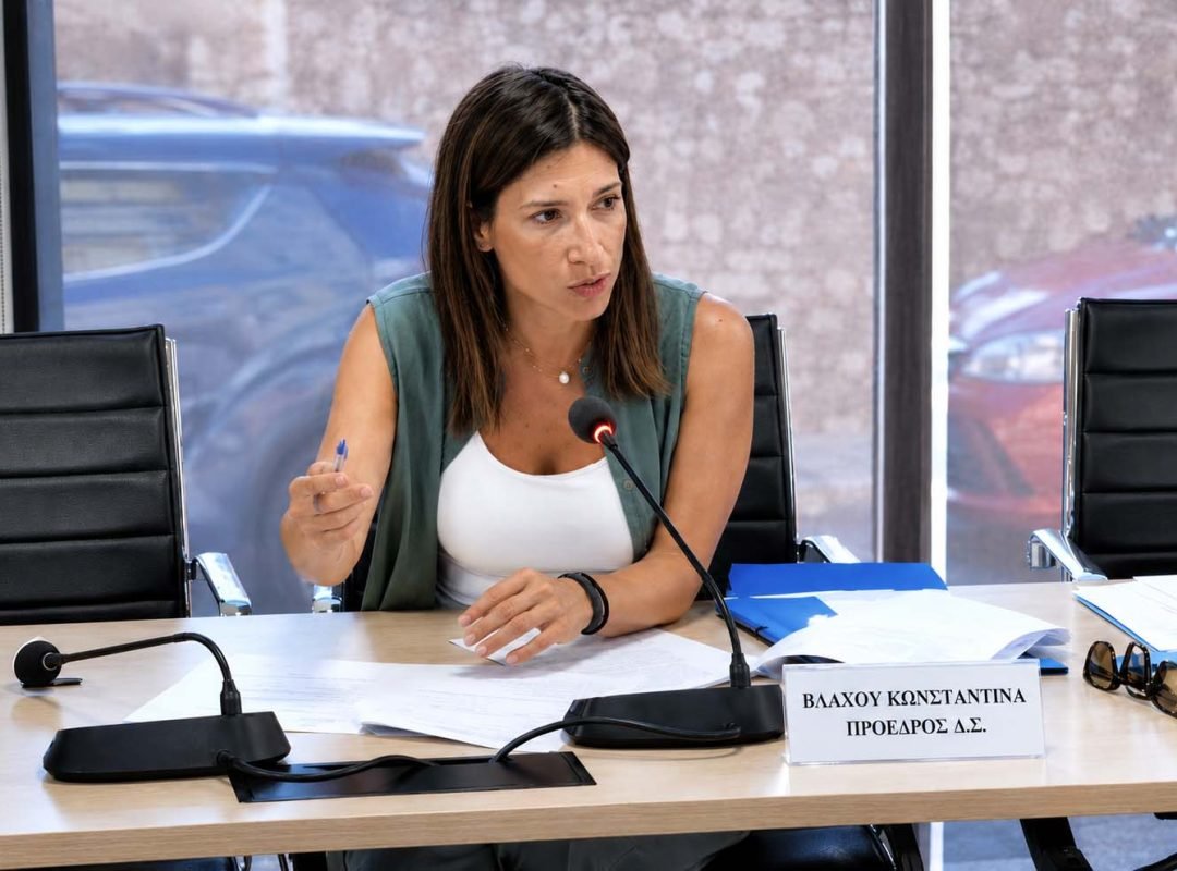 Η πρόεδρος του Δημοτικού Συμβουλίου Παιανίας Κωνσταντίνα Βλάχου και η ομόφωνη επανεκλογή της.