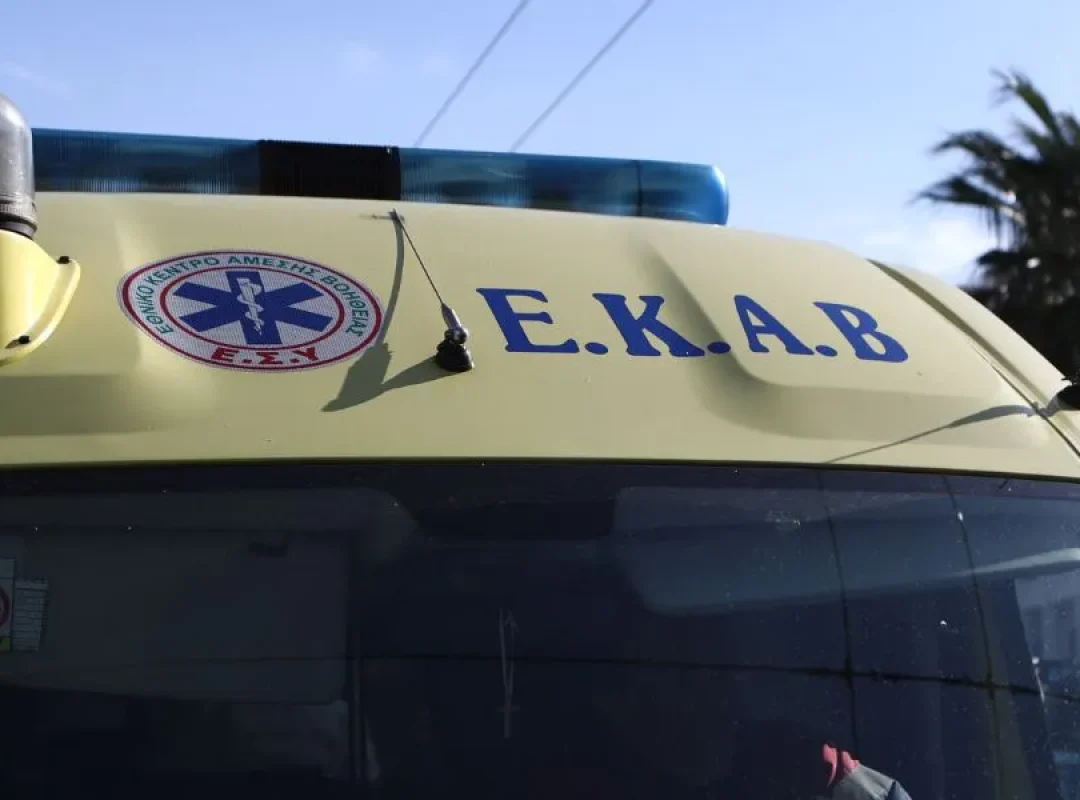 Δύο εργάτες στο υπό κατεδάφιση θέατρο Μπάντμιντον στο Γουδί