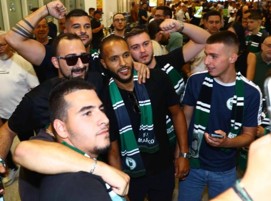 Ο Γιουσέφ Ελ Αραμπί κατά την άφιξή του στο αεροδρόμιο «Ελευθέριος Βενιζέλος» για τη μεταγραφή του στη Μαρκό.