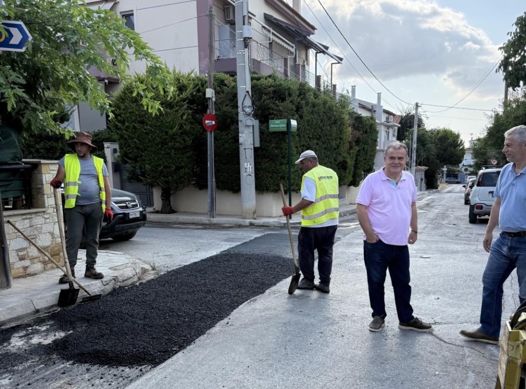 Συνεργεία του Δήμου Παλλήνης πραγματοποιούν εργασίες αποκατάστασης λακκουβών στο οδικό δίκτυο.