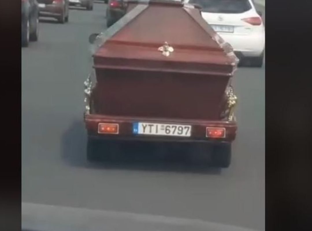 Αυτοκίνητο στην Εθνική Οδό με τρέιλερ που μεταφέρει φέρετρο