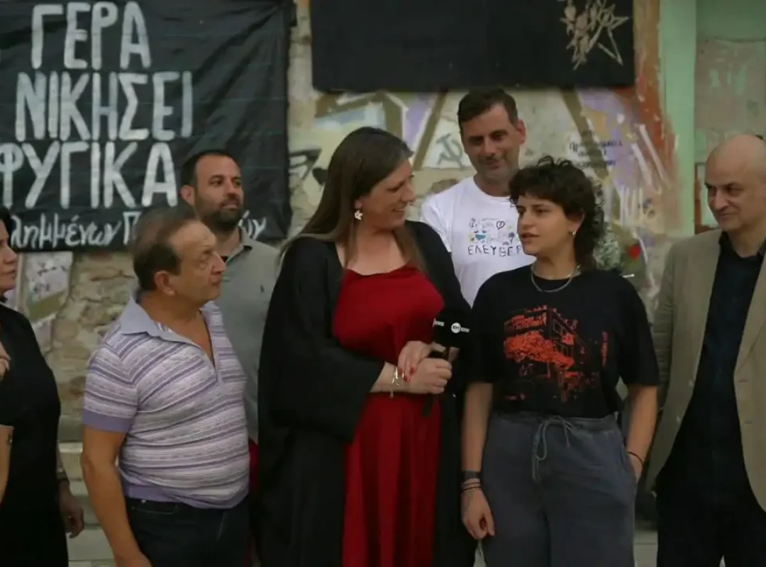 Η Ζωή Κωνσταντοπούλου στη Γυναικεία Δομή των Προσφυγικών της Λεωφόρου Αλεξάνδρας μαζί με μέλη της Πλεύσης Ελευθερίας.