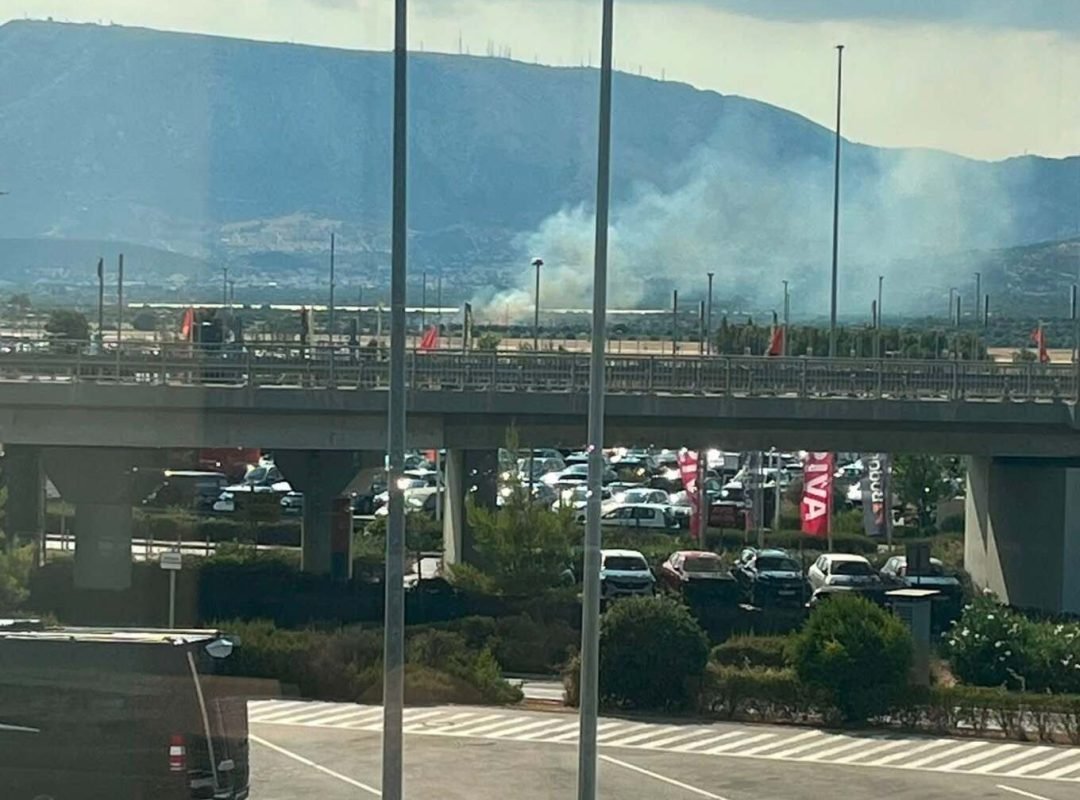 Πυροσβεστικά οχήματα επιχειρούν σε φωτιά στα Σπάτα κοντά στο αεροδρόμιο «Ελευθέριος Βενιζέλος».