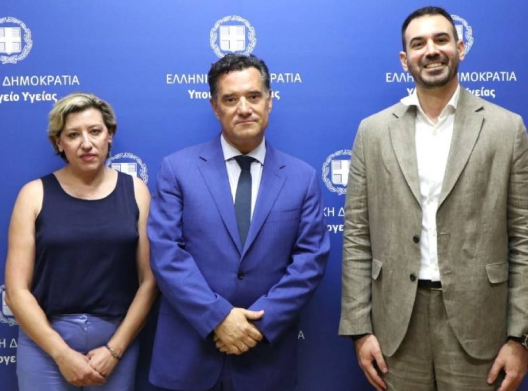 Γιατροί και νοσηλευτές σε δημόσια δομή υγείας στο πλαίσιο του προγράμματος δωρεάν διαμονής του Airbnb.org σε ελληνικά νησιά.